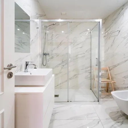 Charming Almada Apartment